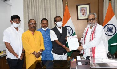 ଶିକ୍ଷାନୁଷ୍ଠାନରେ ଓବିସି ପିଲାଙ୍କ ନାମଲେଖାରେ ୨୭% ସିଟ ସଂରକ୍ଷଣ ପାଇଁ ରାଜ୍ୟପାଳଙ୍କୁ ଭେଟି ଦାବୀ ଜଣାଇଲା ଓଡିଶା ଅଭିଭାବକ ମହାସଂଘ : ଓମଟିଭି