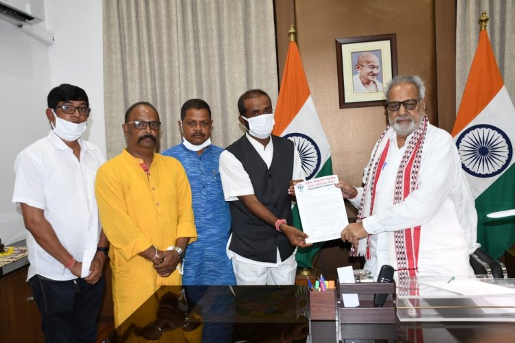 ଶିକ୍ଷାନୁଷ୍ଠାନରେ ଓବିସି ପିଲାଙ୍କ ନାମଲେଖାରେ ୨୭% ସିଟ ସଂରକ୍ଷଣ ପାଇଁ ରାଜ୍ୟପାଳଙ୍କୁ ଭେଟି ଦାବୀ ଜଣାଇଲା ଓଡିଶା ଅଭିଭାବକ ମହାସଂଘ : ଓମଟିଭି