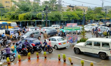 ଦୁଇ ଘଣ୍ଟା ପାଇଁ କିଟ୍ ରାସ୍ତା ଜାମ.. ଫୁଟପାର୍ଥରେ ଟ୍ରାନସ୍‌ଫର୍ମର, ନୋ ପାର୍କିଂରେ ଗାଡ଼ି : ଓମଟିଭି