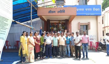 ଜିଲ୍ଲାର LIC ମୁଖ୍ୟ କାର୍ଯ୍ୟାଳୟ ସମ୍ମୁଖରେ ଧାରଣା ଦେଲେ ସମସ୍ତ ଏଜେଣ୍ଟ : ଓମଟିଭି