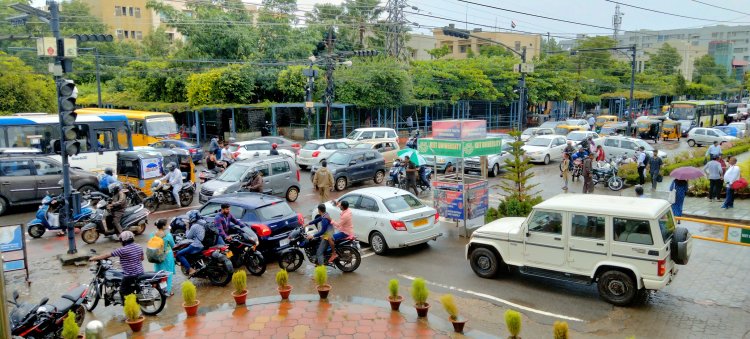 ଦୁଇ ଘଣ୍ଟା ପାଇଁ କିଟ୍ ରାସ୍ତା ଜାମ.. ଫୁଟପାର୍ଥରେ ଟ୍ରାନସ୍‌ଫର୍ମର, ନୋ ପାର୍କିଂରେ ଗାଡ଼ି : ଓମଟିଭି