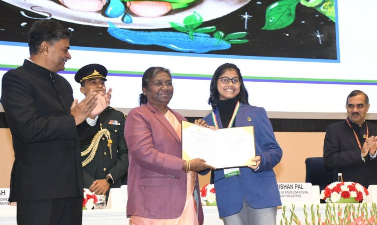 President of India honours Vidisha of DAV Cspur : Ommtv