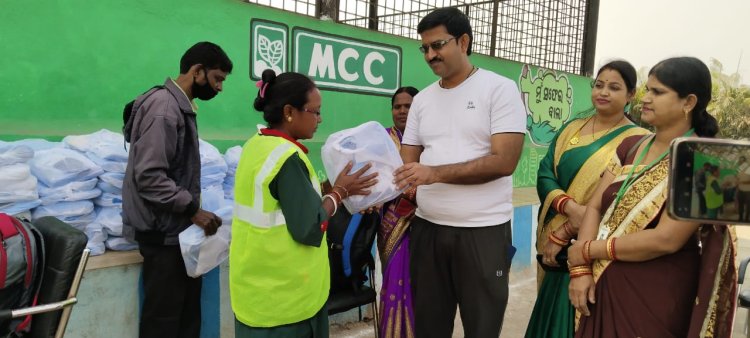 ମାଇକ୍ରୋ କମ୍ପୋଷ୍ଟ କର୍ମଚାରୀଙ୍କୁ ସାନିଟାରୀ କିଟ୍ ବଣ୍ଟନ : Ommtv