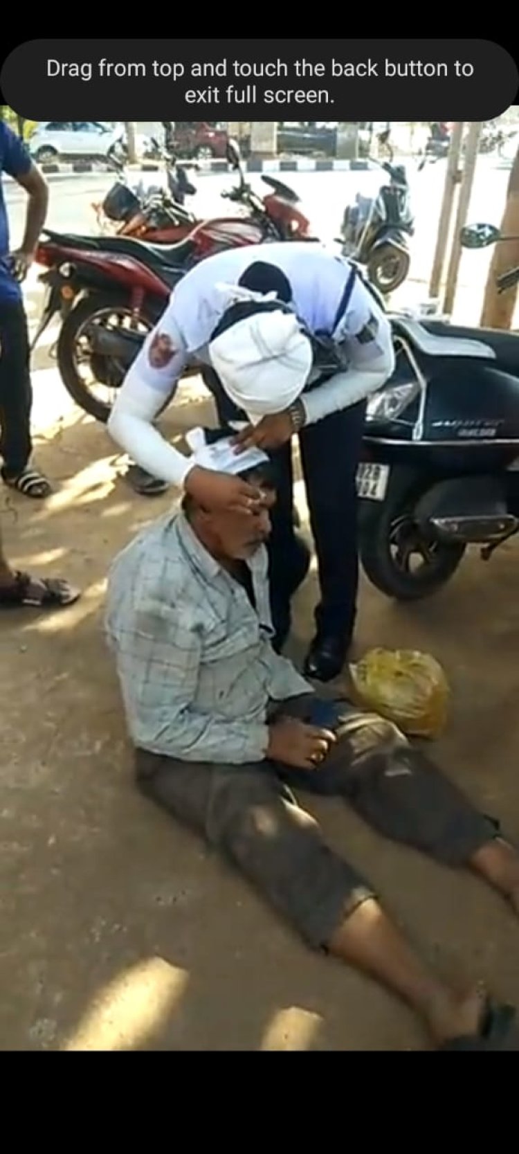 ମାନବିକତା ଦେଖାଇ ପ୍ରଶଂସା ସାଉଁଣ୍ଟିଲେ ମହିଳା ଟ୍ରାଫିକ୍ ପୁଲିସ୍ : Ommtv