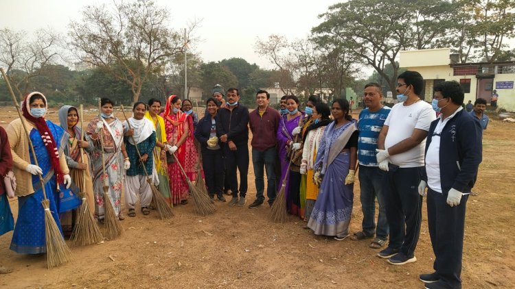 ଝାଡୁ ମାରିଲେ ଅଳିଆ ଉଠାଇଲେ ମେୟର କର୍ପୋରେଟର କମିଶନର, ଜନତା ମଇଦାନରେ ଗଣସଫେଇ ଅଭିଯାନ : Ommtv