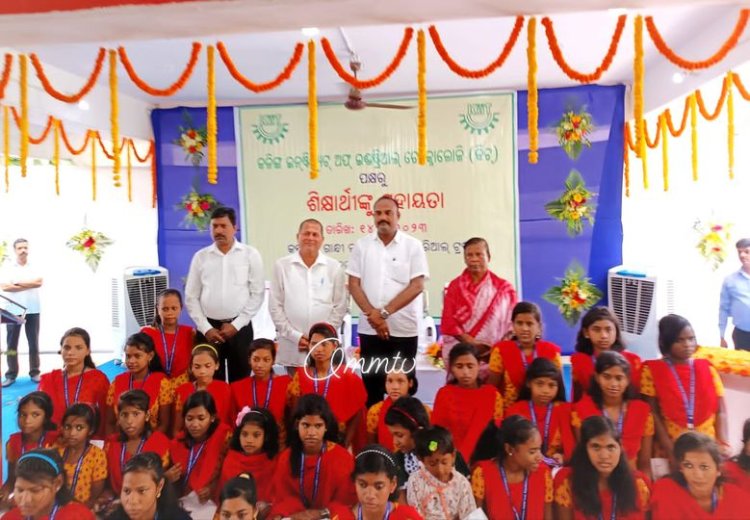 କିଟ୍‍ ପକ୍ଷରୁ ସତ୍ୟଭାମାପୁର କସ୍ତୁରବା ଗାନ୍ଧୀ ନ୍ୟାସ୍‍ନାଲ୍‍ ମେମୋରିଆଲ୍‍ ଟ୍ରଷ୍ଟ ଛାତ୍ରୀଙ୍କୁ ଶିକ୍ଷା ସହାୟତା ଅନ୍ତେବାସୀଙ୍କ ସହ ରଜ ପାଳିତ ଅଚ୍ୟୁତ ସାମନ୍ତ ; Ommtv