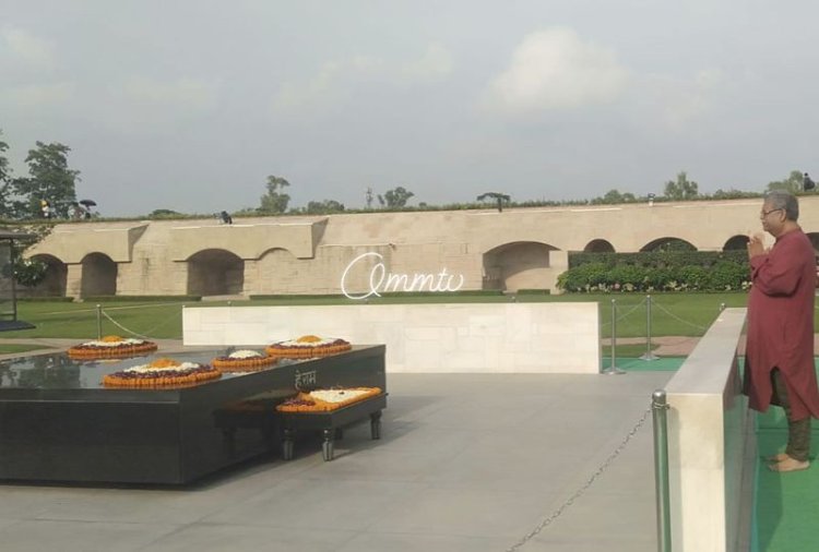 ନୂଆଦିଲ୍ଲୀ ରାଜଘାଟସ୍ଥିତ ମହାତ୍ମାଗାନ୍ଧୀଙ୍କ ସମାଧୀ ପୀଠରେ ହିନ୍ଦୋଳ ରାଜା ସାହେବ ଶ୍ରୀ ଶୈଳେନ୍ଦ୍ର ନାରାୟଣ ସିଂହଦେଓ ଶ୍ରଦ୍ଧାଞ୍ଜଳୀ ଅର୍ପଣ : Ommtv