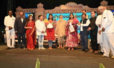 ସମୃଦ୍ଧ ରାଷ୍ଟ୍ର ଗଠନରେ ଭଲ ମଣିଷଙ୍କ ଆବଶ୍ୟକତା ରହିଛି: ଅତନୁ ସବ୍ୟସାଚୀ : Ommtv କଲରାବାଙ୍କ ଉଚ୍ଚ ବିଦ୍ୟାଳୟ ରୌପ୍ୟ ଜୟନ୍ତୀ ଉଦ୍‌ଯାପିତ