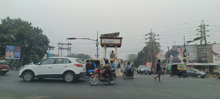 ଡ଼ମଣା ଟ୍ରାଫିକ୍ ଛକରେ ଯାତ୍ରୀ ହନ୍ତସନ୍ତ, ୧୦ ସେକେଣ୍ଡ କାହିଁକି..? : Ommtv