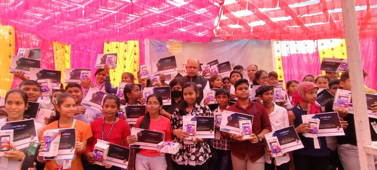 ଓଡିଆ ଫାଉଣ୍ଡେସନ ପକ୍ଷରୁ ଯୁବ ପ୍ରତିଭା ଚୟନ ପ୍ରତିଯୋଗିତା, ୨୦୦ ଜଣ ଛାତ୍ରଛାତ୍ରୀଙ୍କୁ ମୋବାଇଲ ବାଣ୍ଟିଲେ ସାଂସଦ ଅମର ପଟ୍ଟନାୟକ : Ommtv