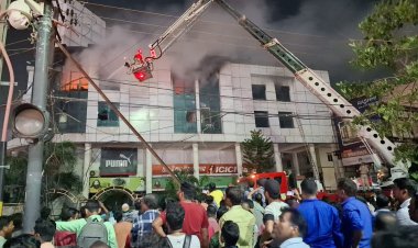 କିଟ୍ ଛକ ଏକ କର୍ପୋରେଟ୍ ବିଲଡ଼ିଂରେ ଭୟଙ୍କର ଅଗ୍ନିକାଣ୍ଡ,୫କୋଟି ସମ୍ପତି ପାଉଁଶ, ୩ ଜୀବନ ଅଳ୍ପକେ ବର୍ତିଲେ: Ommtv Round the Clock