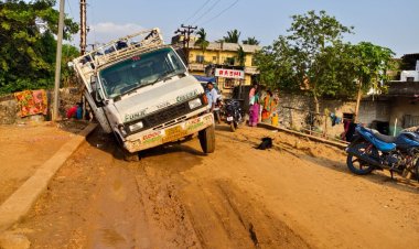 ରାସ୍ତା ନୁହେଁ ଯମଯନ୍ତା…ପାଞ୍ଚ ନମ୍ବର ୱାର୍ଡ଼କୁ ଗାଡ଼ିନେଇ ଯିବା ମନା : Ommtv Round The Clock