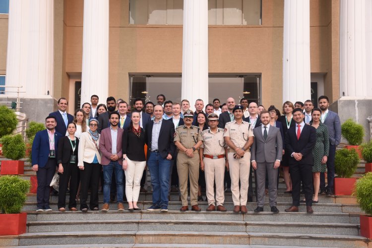 ରାଜଧାନୀରେ ହାଭାର୍ଡ଼ ବିଶ୍ବବିଦ୍ୟାଳୟ ଛାତ୍ରଛାତ୍ରୀ  କିସ୍ ଓ କମିଶନରେଟ୍ ପୁଲିସ୍ କାର୍ଯ୍ୟାଳୟ ବୁଲି ଆଇନ ଶୃଙ୍ଖଳା ବୁଝିଲେ : Ommtv.in