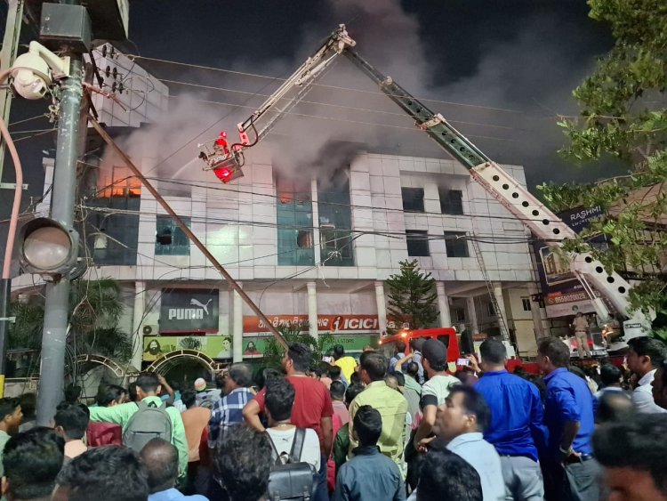 କିଟ୍ ଛକ ଏକ କର୍ପୋରେଟ୍ ବିଲଡ଼ିଂରେ ଭୟଙ୍କର ଅଗ୍ନିକାଣ୍ଡ,୫କୋଟି ସମ୍ପତି ପାଉଁଶ, ୩ ଜୀବନ ଅଳ୍ପକେ ବର୍ତିଲେ: Ommtv Round the Clock