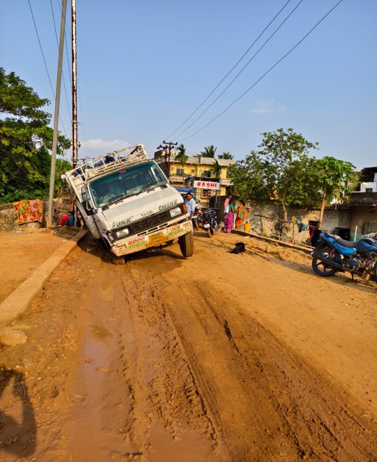 ରାସ୍ତା ନୁହେଁ ଯମଯନ୍ତା…ପାଞ୍ଚ ନମ୍ବର ୱାର୍ଡ଼କୁ ଗାଡ଼ିନେଇ ଯିବା ମନା : Ommtv Round The Clock