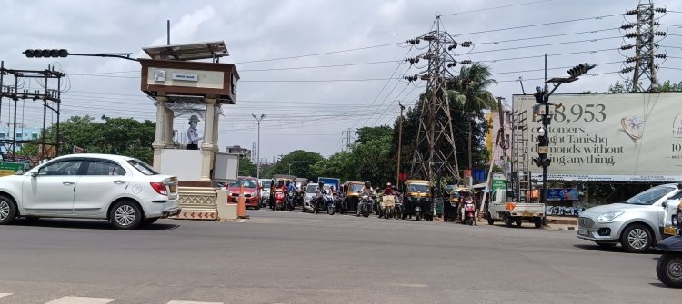 ଟ୍ରାଫିକ୍ ଛକରେ ଲେନ୍ ଡ଼୍ରାଇଭ ପାଲଟିଛି ପ୍ରହସନ : Ommtv Round The Clock
