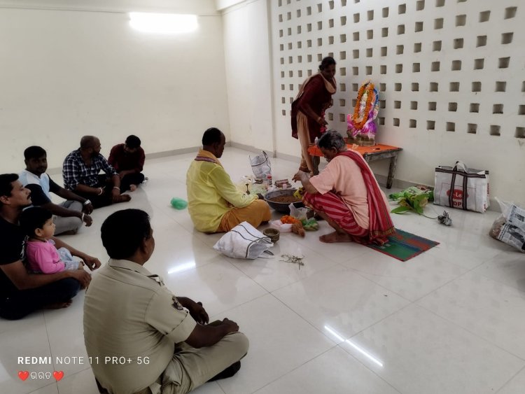 ବୁଦ୍ଧବିହାର ଗଣେଶପୂଜାରେ ପୁଲିସ୍ କର୍ତ୍ତା : ଉପସ୍ଥିତ ବୁଦ୍ଧି ବଳରେ ବସ୍ତି ଗଣ୍ଡଗୋଳ ସମାଧାନକଲା ପୁଲିସ୍ : Ommtv