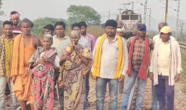 କ୍ଷତିପୂରଣ ଦାବିରେ ବେଦାନ୍ତ ର ମାଲବାହୀ ଟ୍ରେନ କୁ ଅଟକାଇ ଧାରଣା ଦେଲେ ହରେକୃଷ୍ଣପୁର ଗ୍ରାମର ଚାଷୀ : Ommtv