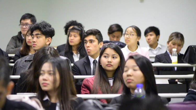 1000 Nepalese Students Return : Ommtv