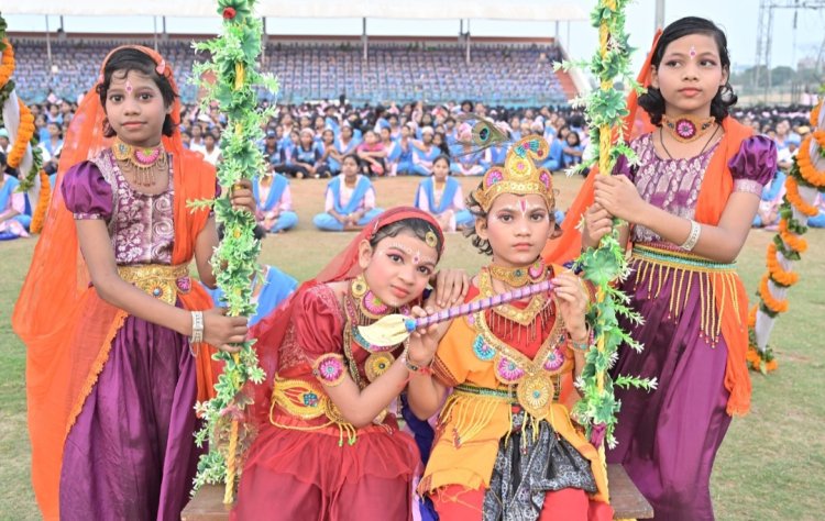 ଓଲିଉଡ କଳାକାରଙ୍କ ସହ ହୋଲି ଖେଳିଲେ କିସ୍ ଛାତ୍ରଛାତ୍ରୀ : Ommtv 