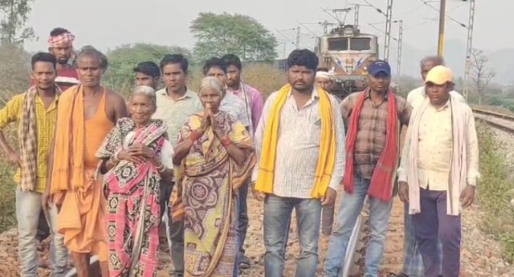 କ୍ଷତିପୂରଣ ଦାବିରେ ବେଦାନ୍ତ ର ମାଲବାହୀ ଟ୍ରେନ କୁ ଅଟକାଇ ଧାରଣା ଦେଲେ ହରେକୃଷ୍ଣପୁର ଗ୍ରାମର ଚାଷୀ : Ommtv