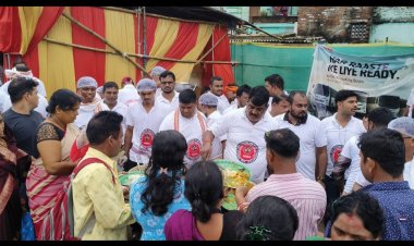 ବିଶ୍ୱ ପ୍ରସିଦ୍ଧ ଘୋଷଯାତ୍ରା ଅବସରରେ ଅଲ ଓଡିଶା ମିନିଟ୍ରକ ମାଲିକ ମହାସଂଘର ସମସ୍ତ କର୍ମକର୍ତାଙ୍କ ମିଳିତ ପ୍ରଚେଷ୍ଟାରେ ପୁରୀ ରେଳ ଷ୍ଟେସନ ପାଖରେ ୫୦ ହଜାର ଶ୍ରଦ୍ଧାଳୁଙ୍କ ପାଇଁ ଅନ୍ନ ପ୍ରସାଦ ଓ ଜଳସେବା:Ommtv Kalinga Vikas