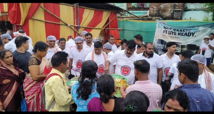 ବିଶ୍ୱ ପ୍ରସିଦ୍ଧ ଘୋଷଯାତ୍ରା ଅବସରରେ ଅଲ ଓଡିଶା ମିନିଟ୍ରକ ମାଲିକ ମହାସଂଘର ସମସ୍ତ କର୍ମକର୍ତାଙ୍କ ମିଳିତ ପ୍ରଚେଷ୍ଟାରେ ପୁରୀ ରେଳ ଷ୍ଟେସନ ପାଖରେ ୫୦ ହଜାର ଶ୍ରଦ୍ଧାଳୁଙ୍କ ପାଇଁ ଅନ୍ନ ପ୍ରସାଦ ଓ ଜଳସେବା:Ommtv Kalinga Vikas