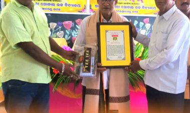 ସଇଁନ୍ଧା ନୋଡାଲ ହାଇସ୍କୁଲ ର ଚତୁର୍ଥ ଶ୍ରେଣୀ କର୍ମଚାରୀଦ୍ବୟ ଙ୍କୁ ଅବସରକାଳୀନ ସମ୍ବର୍ଦ୍ଧନା: OMMTV କଳିଙ୍ଗ ବିକାଶ