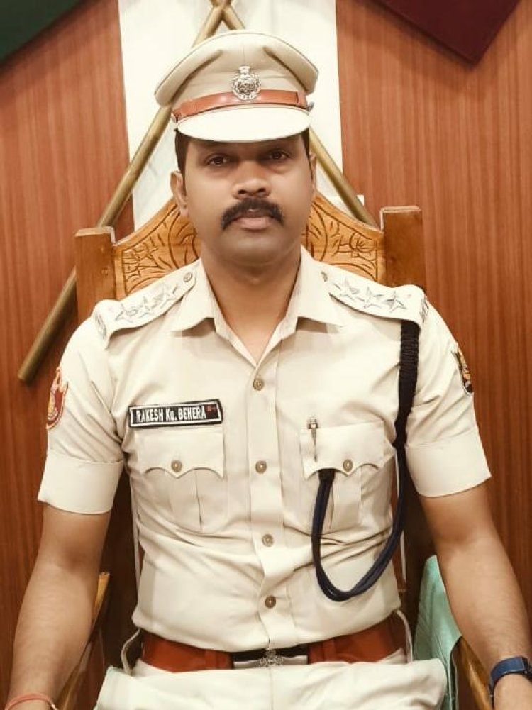 ଚର୍ଚ୍ଚାରେ ପୋଲିସ ଅଧିକାରୀ୩, ବର୍ଷ ଭିତରେ ୨୮ ଗୀତ ରେକର୍ଡ କରିଛନ୍ତି:Ommtv Kalingavikas