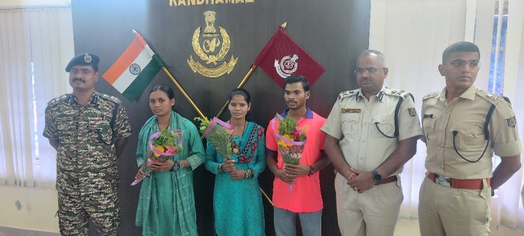 ତିନି ମାଓବାଦୀ ଙ୍କ କନ୍ଧମାଳ ଏସ ପି, ଙ୍କ ପାଖରେ ଆତ୍ମ ସମର୍ପଣ :Ommtv Kalingavikas