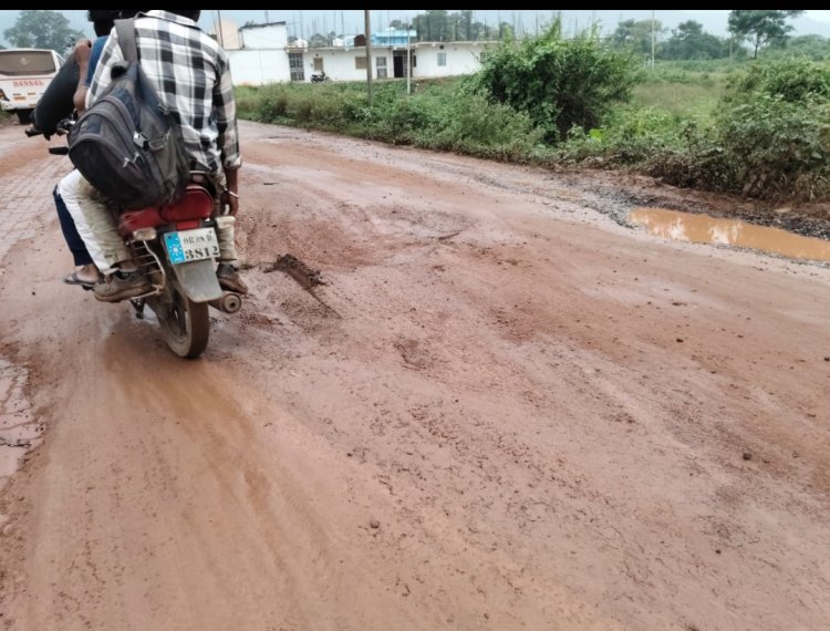 ମରଣ ଯନ୍ତା ପାଲିଟିଛି ଲାଞ୍ଜିଗଡ ଠାରୁ ଦହିଖାଲ ମୁଖ୍ୟ ରାସ୍ତା :Ommtv Kalingavikas