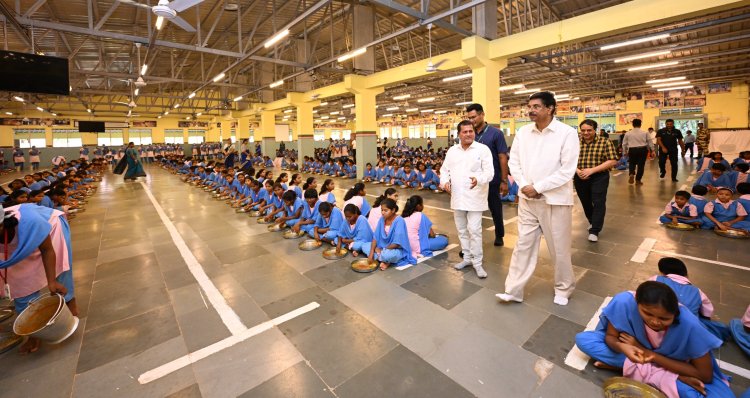 Odisha Governor Shares Lunch with KISS Students, First Odisha Governor to Dine with KISS Children :Ommtv Kalinga Vikas