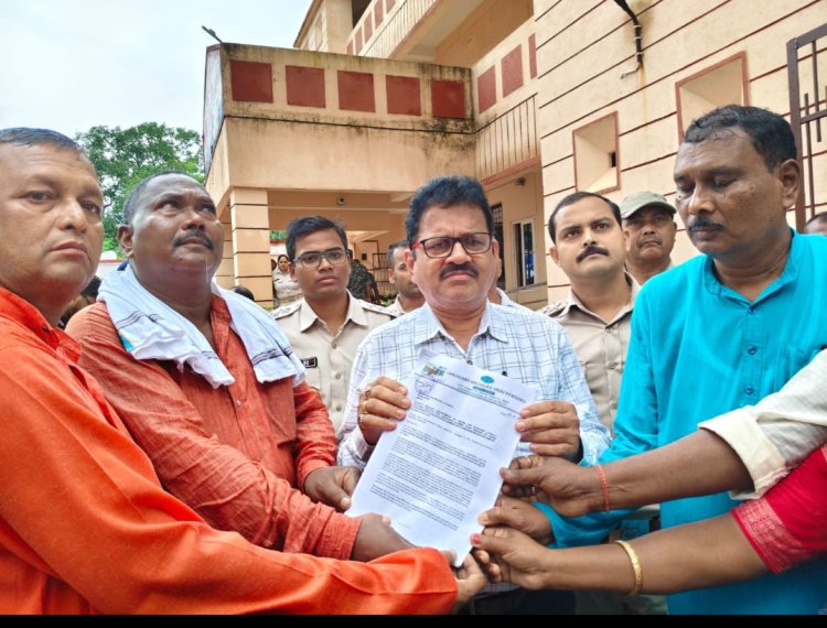 ଲାଞ୍ଜିଗଡ ସ୍ଥିତ ବେଦାନ୍ତ ଶିଳ୍ପକୁ ସ୍ଥାନୀୟ ବକ୍ସIଇଡ଼ ଖଣିରୁ କଞ୍ଚାମାଲ ଯୋଗେଇ ଦିଆଯିବI ଦାବିରେ ସ୍ଥାନୀୟ ବାସିନ୍ଦାଙ୍କ ପଦଯାତ୍ରା:Ommtv Kalinga Vikas