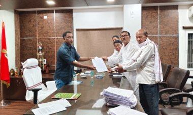 ଲାଞ୍ଜିଗଡ କ୍ଷେତ୍ରୀୟ ସମାଜ ନାମରେ ଅଶ୍ଳୀଳ ଭାଷରେ ସୋସିଆଲ ମିଡିଆରେ ବୁଲଥିବା ମନ୍ତବ୍ୟକୁ ନେଇ ଆଜି ଜିଲ୍ଲାପାଳ ଓ ଅIରକ୍ଷ ନିରକ୍ଷକ ଦ୍ୱାରସ୍ତ ହେଲେ ଲାଞ୍ଜିଗଡ କ୍ଷେତ୍ରୟ ପାଇକ ସମାଜ Ommtv Kalinga Vikas