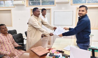 ଲାଞ୍ଜିଗଡ ସହରର ମୁଖ୍ୟ ରାସ୍ତାକୁ ସମ୍ପ୍ରସାରଣ କରିବା ପାଇଁ ପୁଣି ଜିଲ୍ଲାପାଳଙ୍କୁ ଭେଟିଲେ ଲାଞ୍ଜିଗଡ ଅଞ୍ଚଳ ବାସୀ Ommtv Kalinga Vikas